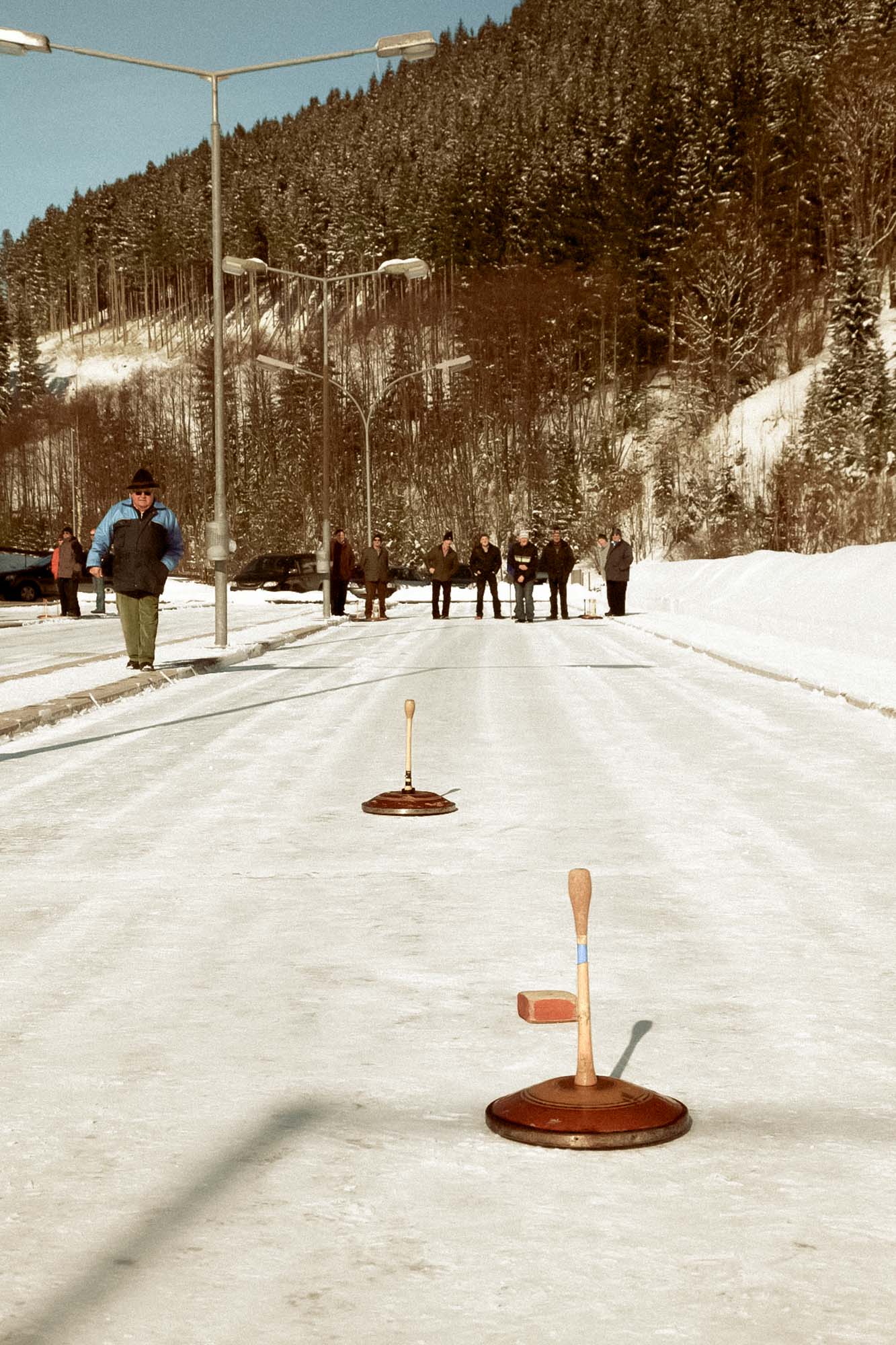 Draußen beim Kaminstadl wartet auch eine Eisstockbahn.