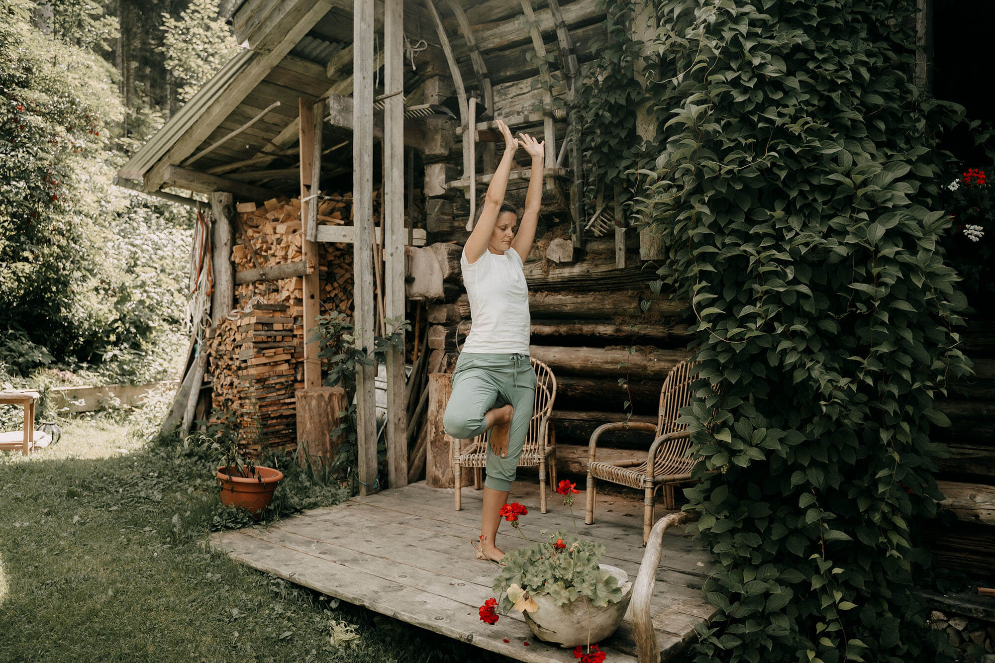 Barbara von den Yogasistas macht im Sommer auch gerne auf der Onkl Xonna Terrasse mit dir Yoga.