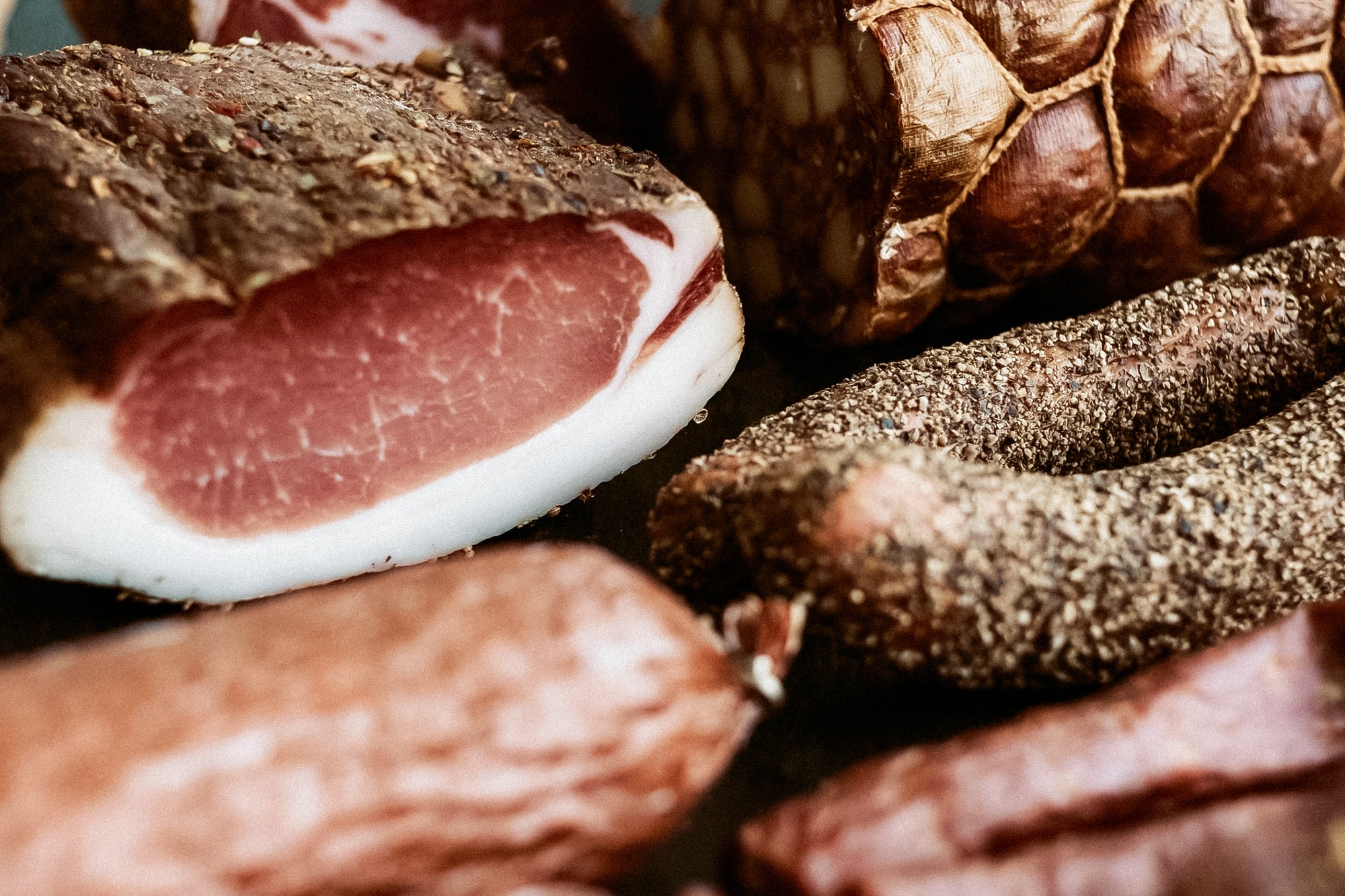 Auch Speck und Wurst gibt es beim Großarler Genuss zu verköstigen.