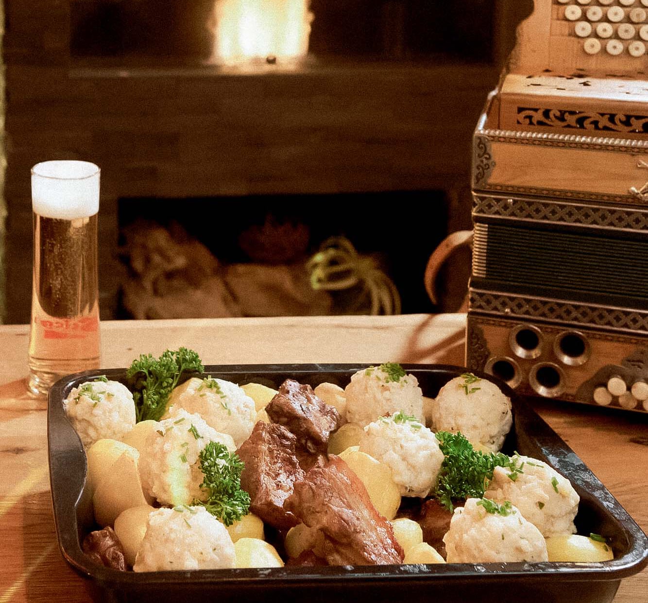 Im Kaminstadl warten urige Atmosphäre und gutbürgerliche Küche auf Onkl Xonna Gäste.