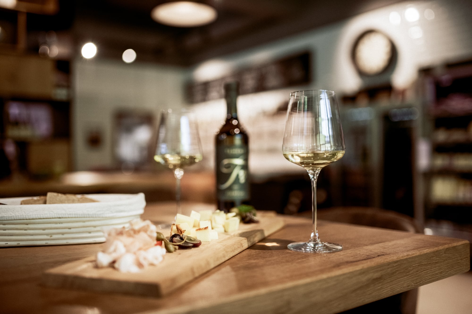 Im Großarler Genuss gönnst du dir Wein und Antipasti.