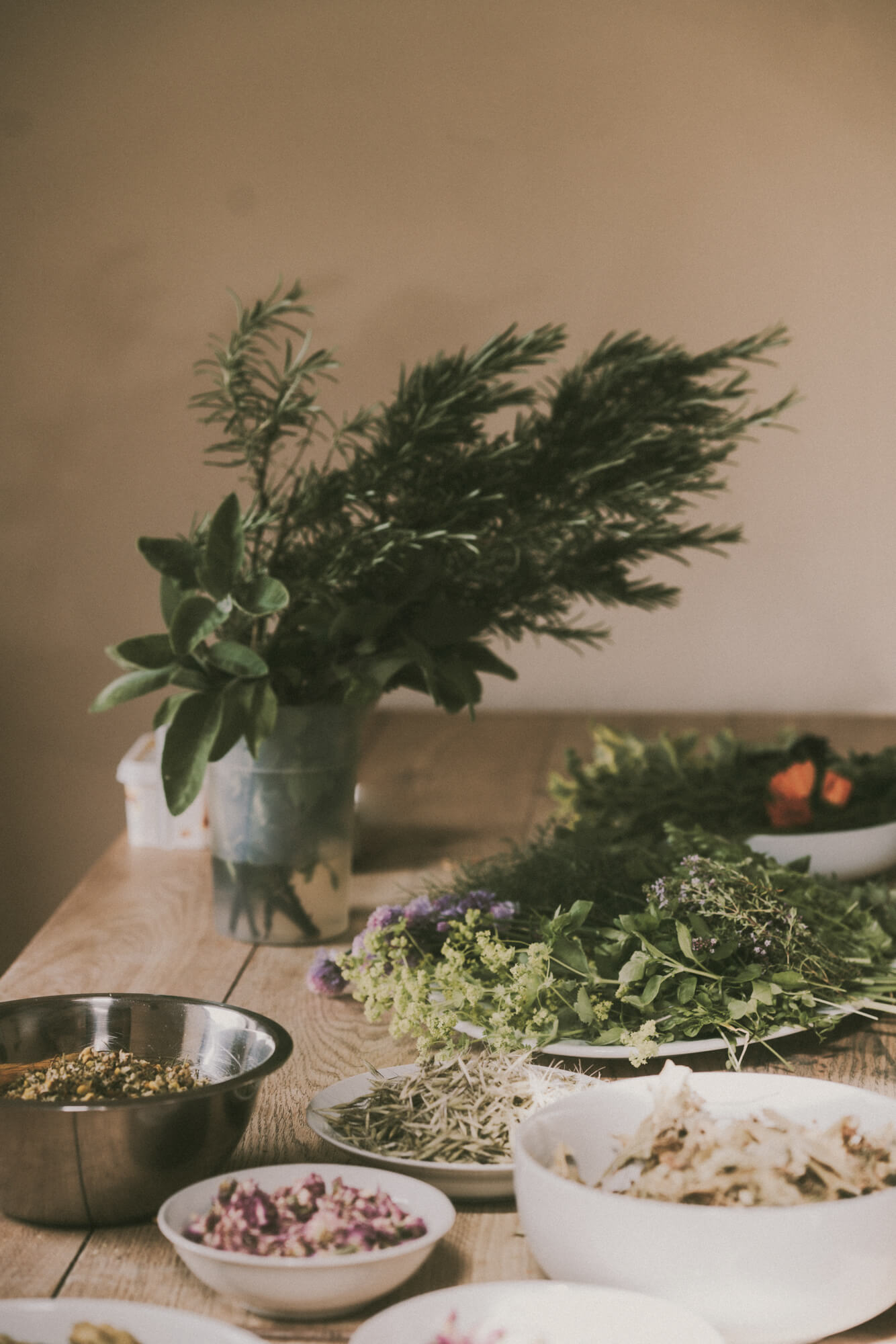 Kräuter in Schüsseln liegen am Esstisch.