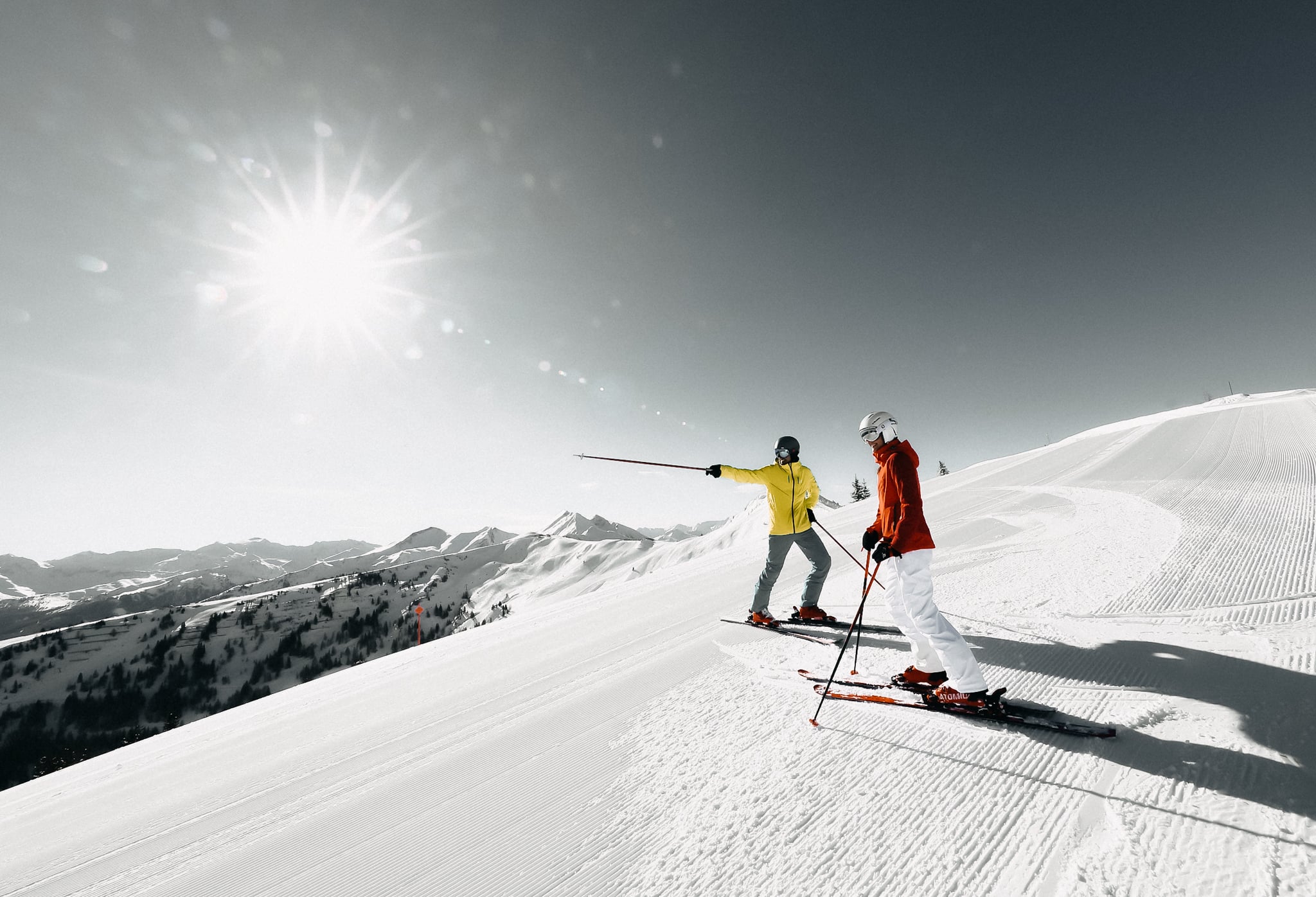 Zwei Skifahrer stehen auf der Skipiste.